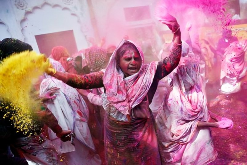 होली के रंगों में सराबोर होंगी विधवाएं, बनेगा अनोखा विश्व रिकॉर्ड