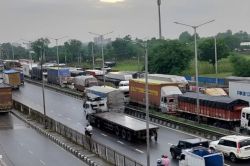 ट्रक चालक और परिवहन विभाग अधिकारी आपस में भिड़े, ड्राइवर ने कागज दिखाने से किया
इनकार; हुई पत्थरबाजी - image