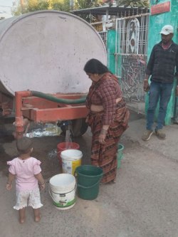 विद्युत लाइन शिफ्टिंग में पाइपलाइन टूटी, चार दिनों से जल आपूर्ति बाधित - image