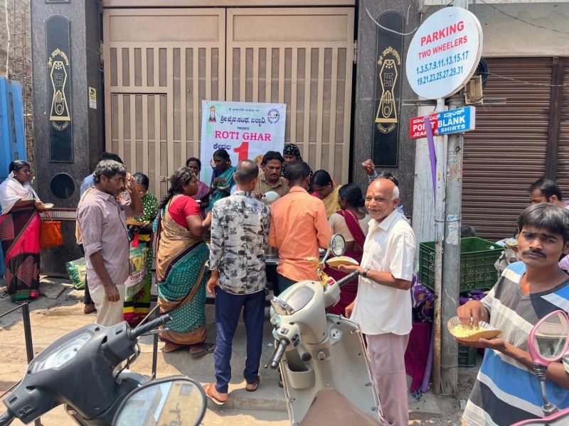 बल्लारी में जरूरतमन्दों को भोजन वितरण करते हुए।
