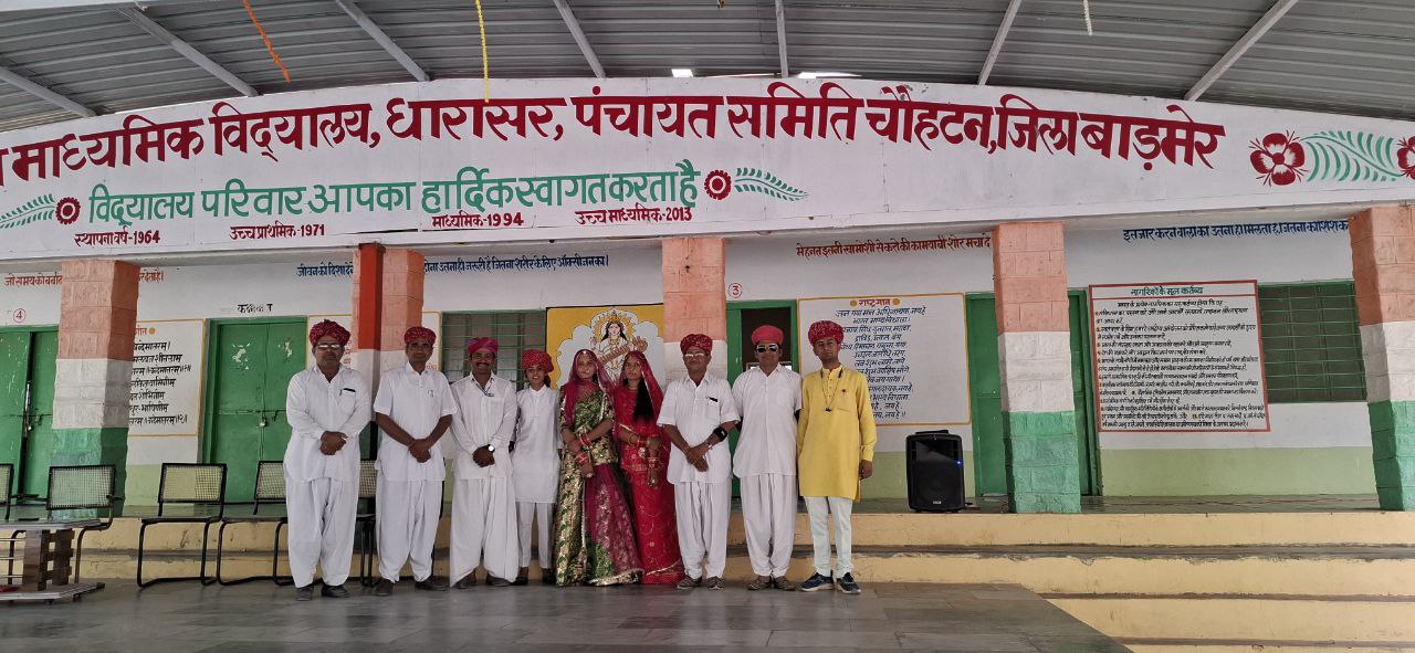 धोती-कुर्ता व राजस्थानी साफे में विद्यालय आए शिक्षक