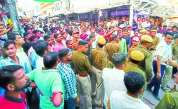 नायक-नायिका के विवाह की रस्म हडूडा देखने उमड़े लोग - image
