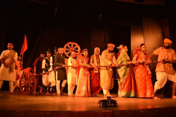 रंगमंदिर में दी गई नाटक ‘रस्सा’ की प्रस्तुति, सामाजिक समानता का दिया संदेश, देखें Photo..