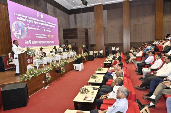 जनजातीय समुदायों हेतु वन आधारित जीवकोपार्जन के अवसर पर CM साय हुए शामिल, देखें Photo...