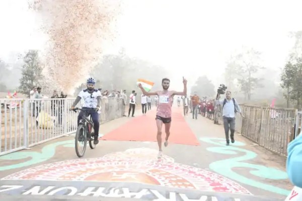 Abujhmad Peace Half Marathon 2025: 21 किमी दौड़ में यूपी के अक्षय और इथियोपिया की हिवेत ने बाजी मारी, देखें Photo..