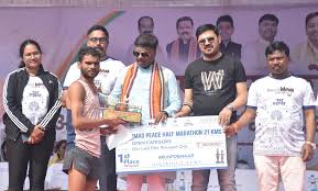 Abujhmad Peace Half Marathon 2025: 21 किमी दौड़ में यूपी के अक्षय और इथियोपिया की हिवेत ने बाजी मारी, देखें Photo..