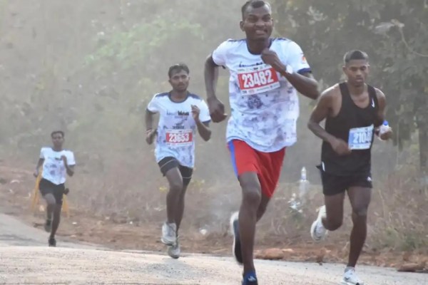 Abujhmad Peace Half Marathon 2025: 21 किमी दौड़ में यूपी के अक्षय और इथियोपिया की हिवेत ने बाजी मारी, देखें Photo..