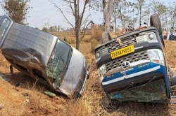 CG Road Accident: स्कूल वैन और पिकअप में भिड़ंत, 10 बच्चे थे सवार - image