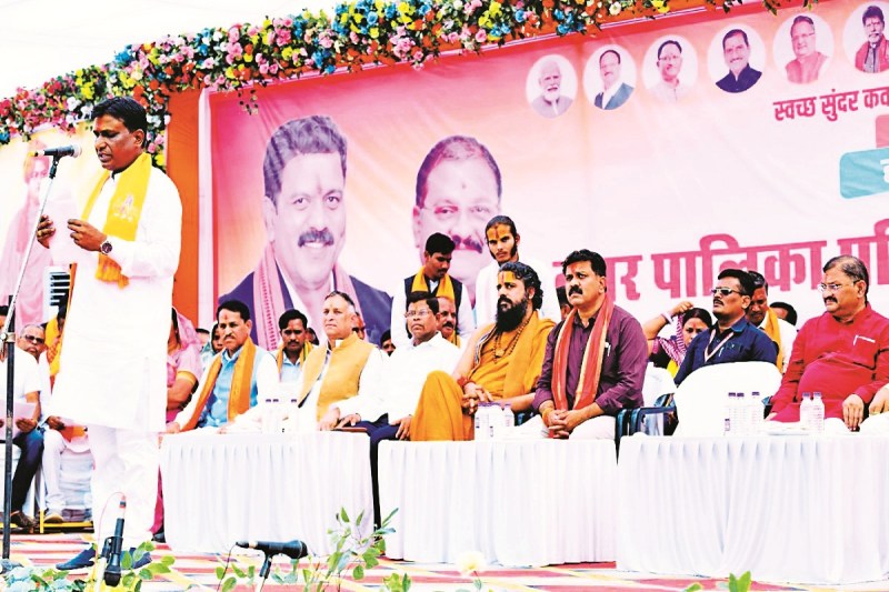 CG Politics: शपथ लेने ऑटो से पहुंचे नपा अध्यक्ष, मंत्रोच्चारण व शंखनाद से गूंजा स्थल