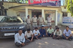 CG Crime: पेड़ के निचे सजी थी महफ़िल, 8 जुआरी पकड़ाए, 2 लाख 21 हजार और कार जब्त - image