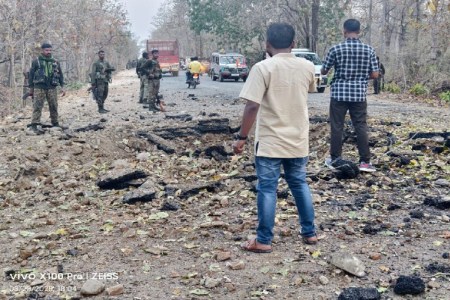Bijapur News: बीजापुर में नक्सलियों ने किया आईईडी ब्लास्ट, सर्चिंग से लौट रहे दो जवान घायल