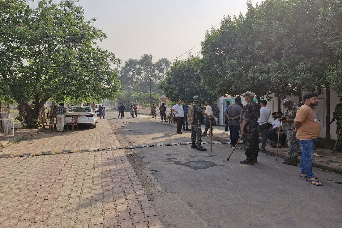 CBI Raid: 2 IPS अफसरों के घर भी पहुंची CBI टीम, देवेंद्र यादव के निवास में भी चल रही जाँच
