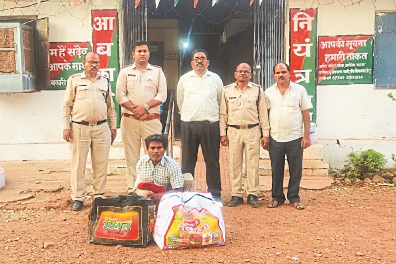 CG Crime: नदी किनारे बना रहे थे महुआ शराब, 200 किलो जब्त