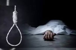 CG Suicide: आरक्षक की बेटी ने आधी रात घर में लगाई फांसी, सदमे में परिजन - image