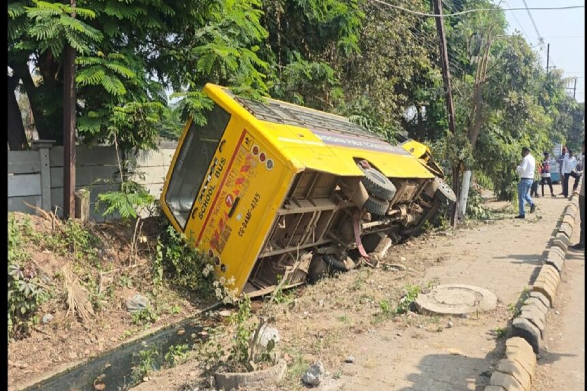 Raipur News: कृष्णा पब्लिक स्कूल की बस हादसे का शिकार, ड्राइवर और कंडक्टर मौके से फरार