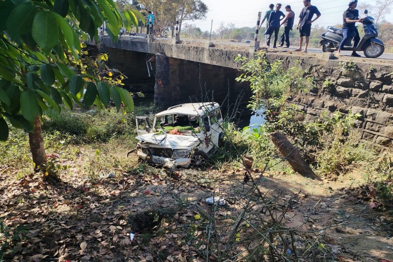 CG Accident: सोन नदी के पुल से गिरा वाहन, 2 लोगों की मौत 8 घायल