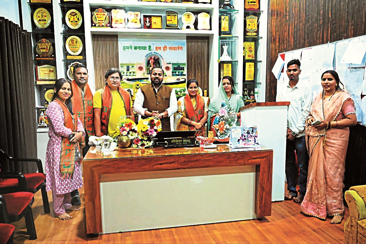 CG Politics: कांग्रेस को लगा बड़ा झटका, दो पूर्व पार्षद समेत कई कांग्रेस नेता भाजपा में हुए शामिल