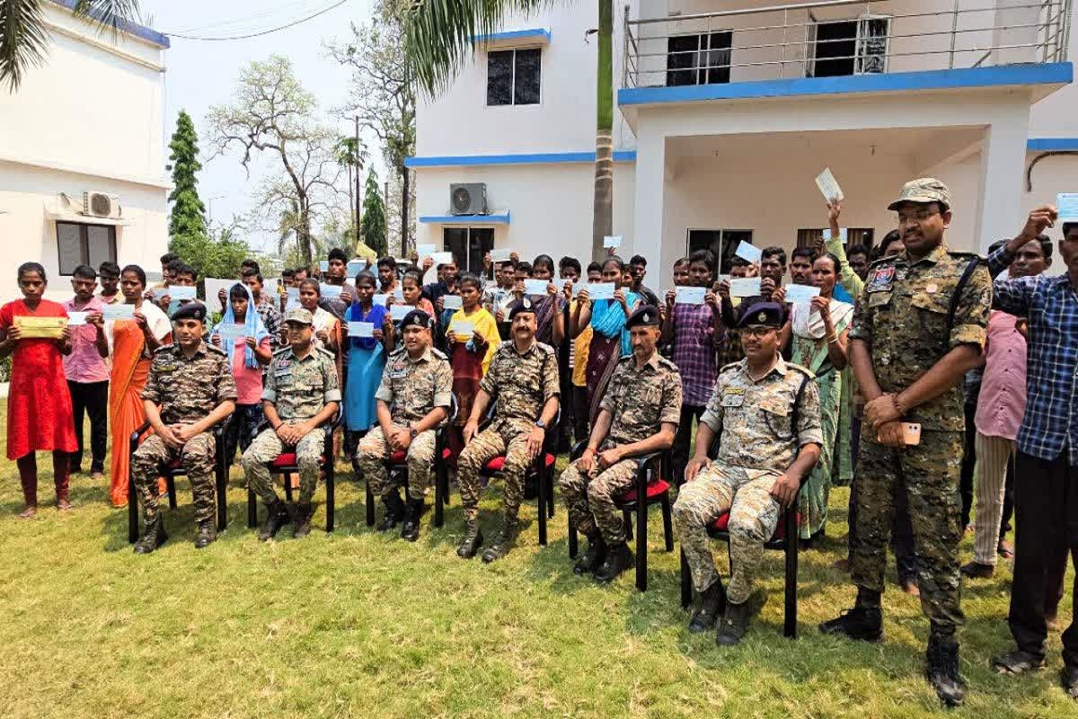 CG News: लाल आतंक से हो रहा मोहभंग, 50 नक्सलियों ने किया आत्मसमर्पण