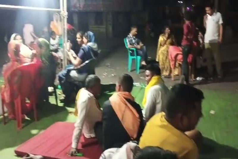 Raigarh News: सड़क पर बिस्तर लगाकर सो गए ग्रामीण, 55 घंटे तक लगा रहा चक्काजाम