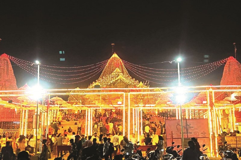 Chaitra Navratri: पहले ही दिन 40 हजार से अधिक श्रद्धालुओं ने देवी के किए दर्शन, 5 एक्सप्रेस और 4 लोकल ट्रेनों का परिचालन