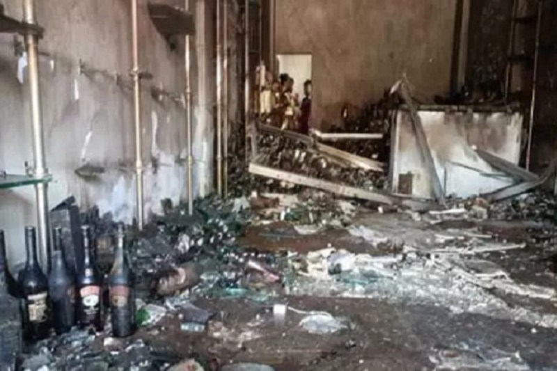 CG News: शराब दुकान में लगी आग, लाखों का हुआ नुकसान