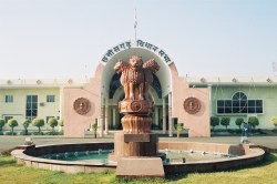 CG Vidhansabha: विधानसभा के मानसून सत्र में उठा साइबर अपराध का मुद्दा, गृहमंत्री
ने दिए यह जवाब - image
