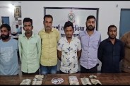 जुआरियों पर पुलिस की सख्ती! कॉलोनी में सजी थी जुए की महफिल, अचानक पुलिस ने मारी रेड, फिर… 8 गिरफ्तार