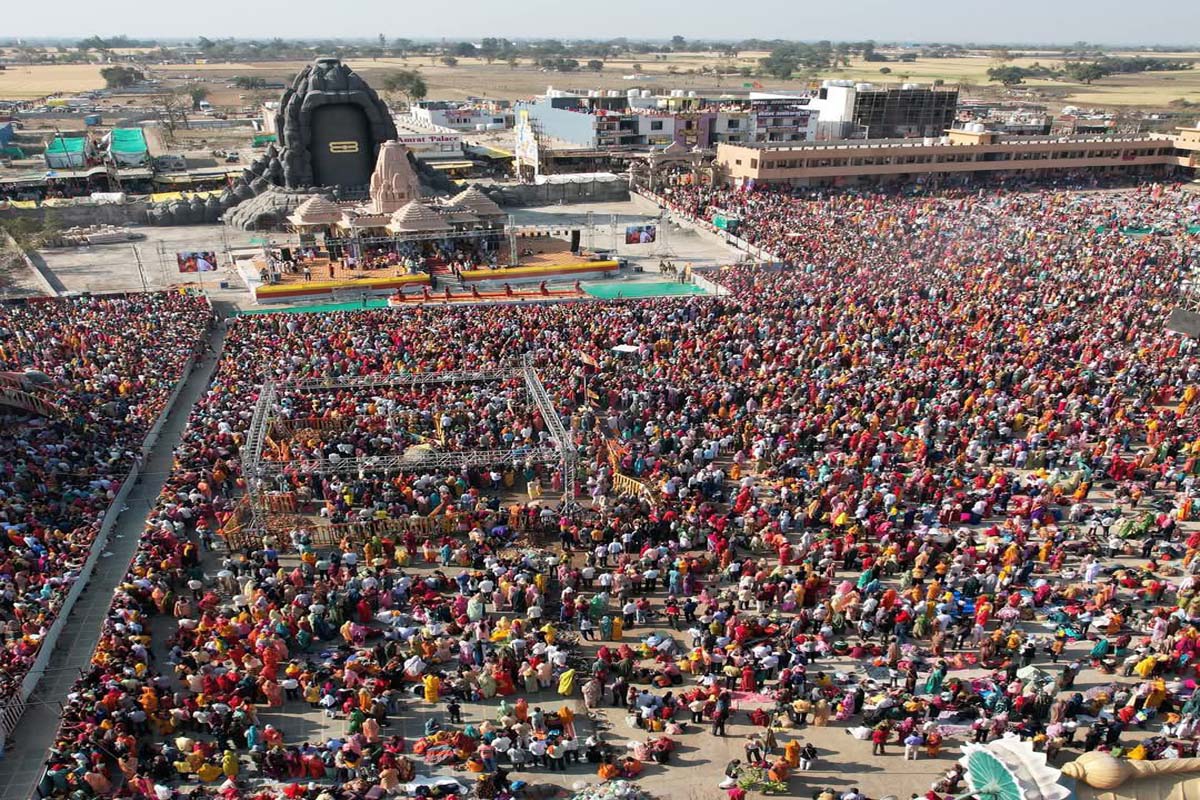 कुबेरेश्वर धाम में कथा सुनने पहुंचे लाखों श्रद्धालु