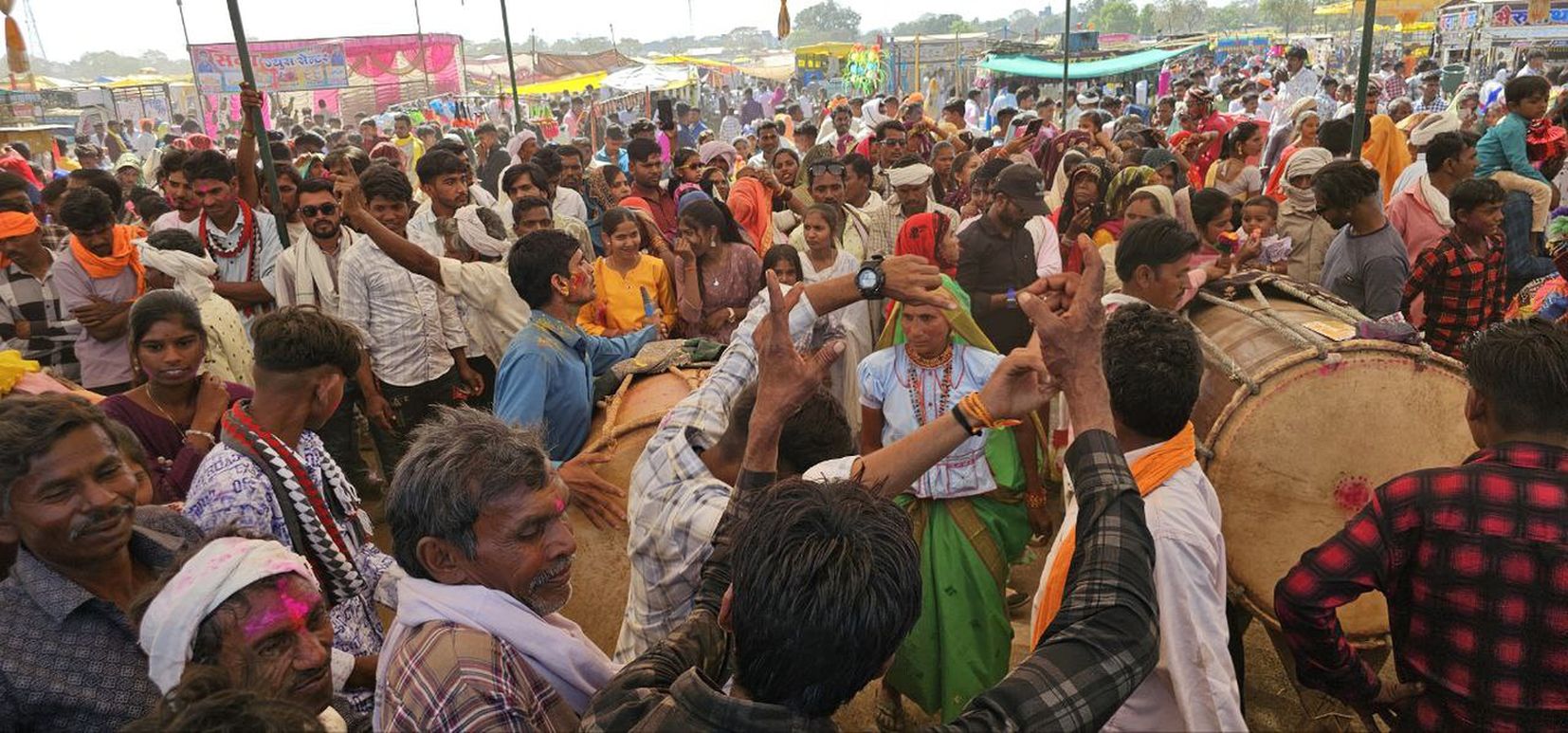 लोक संस्कृति के महापर्व भगौरिया में परंपरा के साथ आधुनिकता का तड़का, मांदल पर
झूमते हुए कुर्राटियां भरी