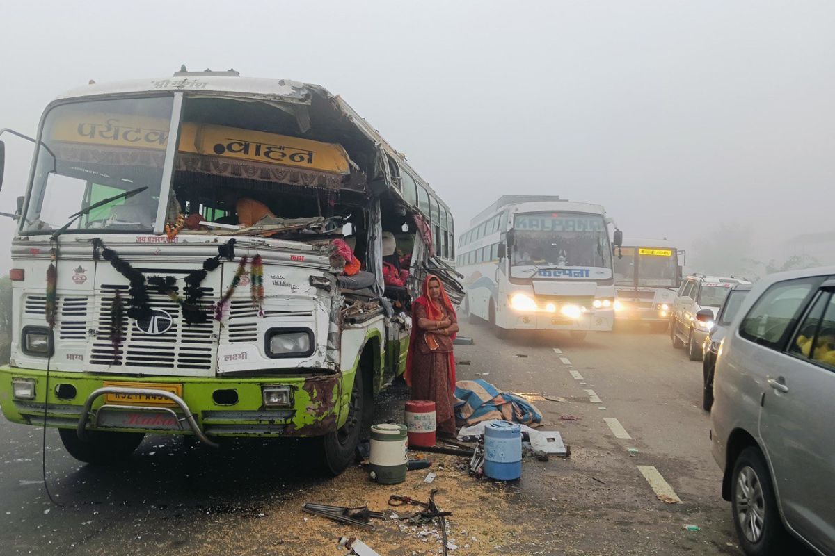 महाकुंभ से जोधपुर लौट रहे श्रद्धालुओं की बस ट्रक में घुसी, हाईवे पर मची
चीख-पुकार