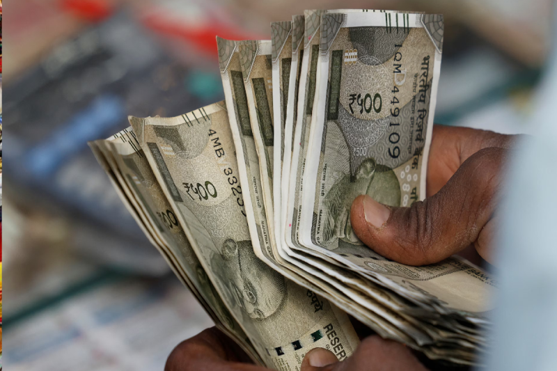 Kiosk operator robbed 1.40 lakh rupees from elderly woman by misusing the fingerprint machine in Morena mp