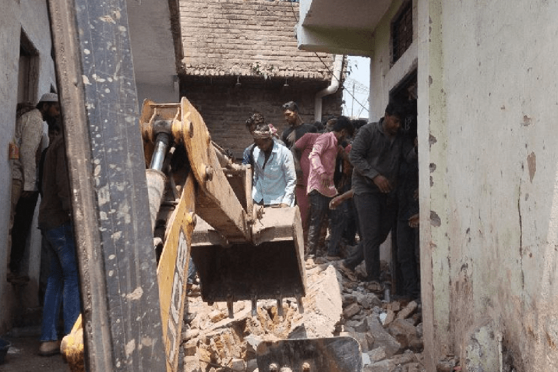 Major accident in Burhanpur where workers buried under debris of house wall collapsed while laying pipe