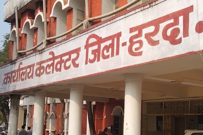 Protest against liquor shop on the way to Narmada Parikrama in harda of madhya pradesh