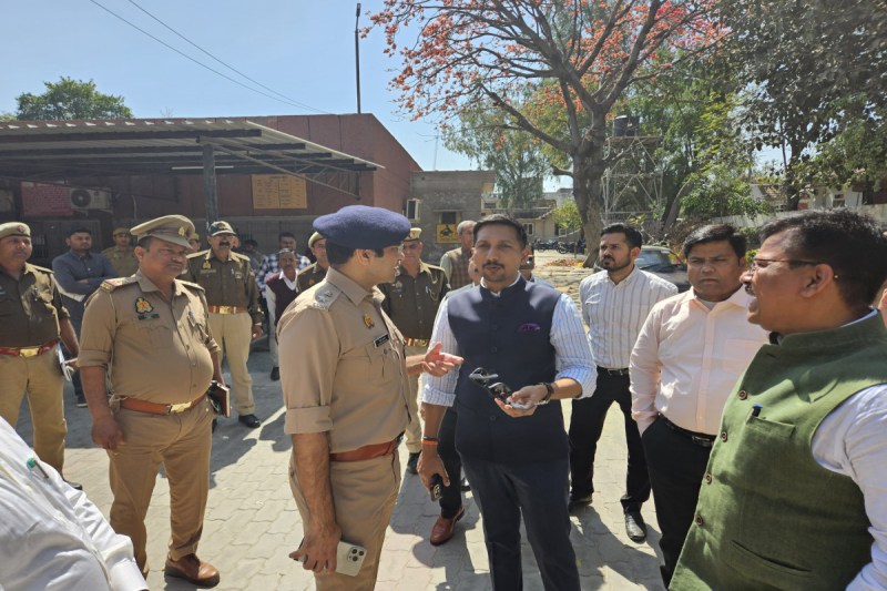 जिलाधिकारी ने RTO कार्यालय का किया औचक निरीक्षण, अवैध जनसेवा केंद्रों पर कसा शिकंजा