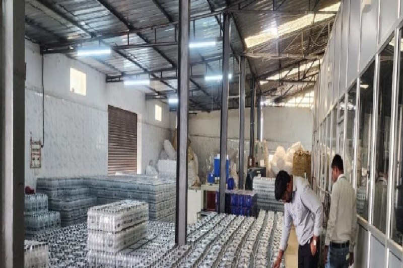 ZealUp बोतल पैकेजिंग प्लांट में रेड, टीम ने जब्त किए कई सैंपल