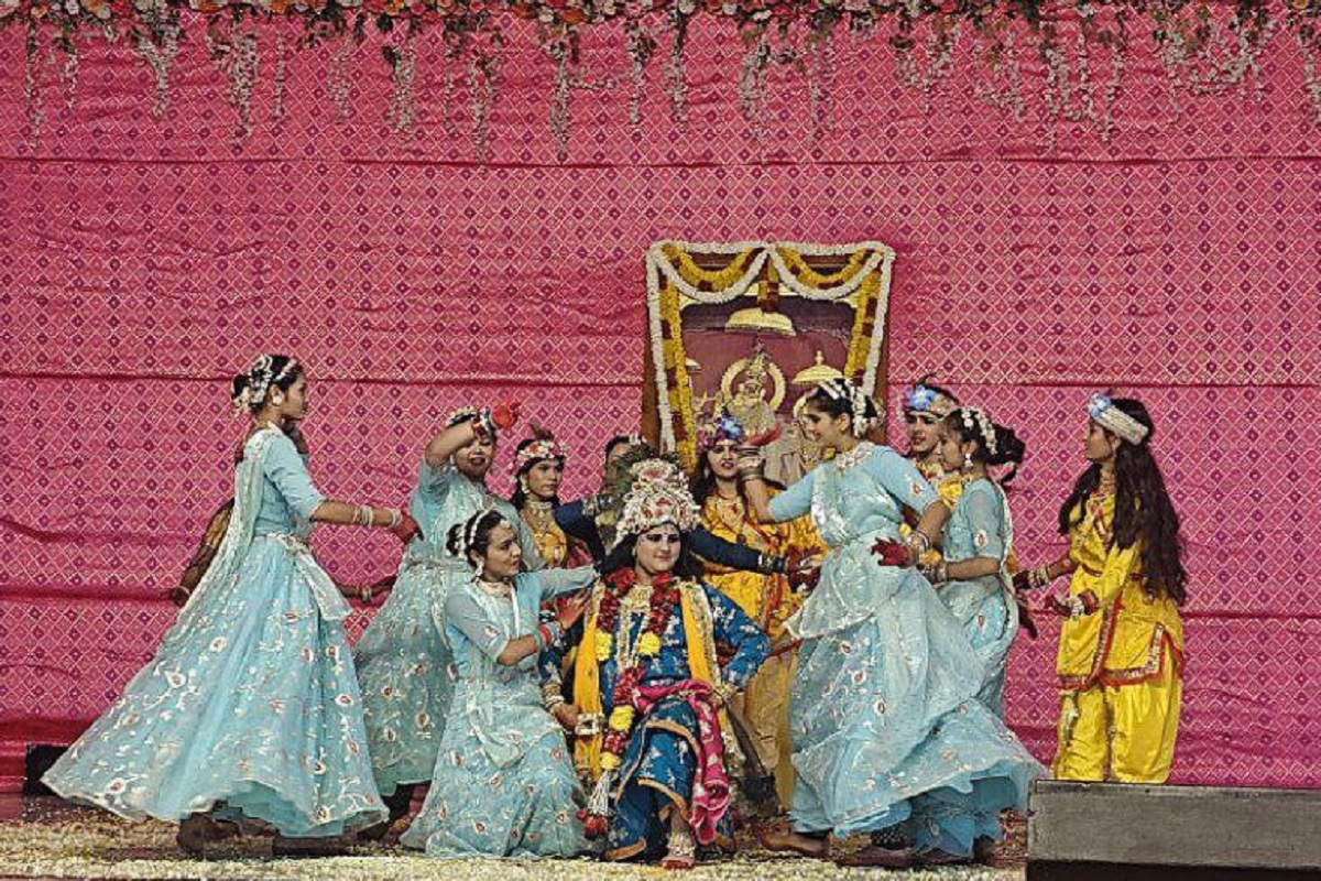 Fagotsav : गोविंददेवजी मंदिर में गोपियों ने राधा कृष्ण संग खेली फूलों से होली