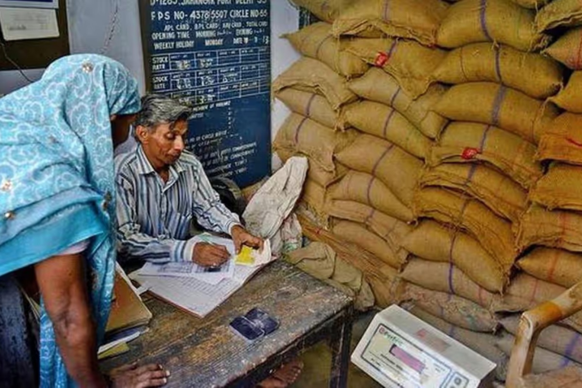 Dholpur: खाद्य सुरक्षा योजना के लाभार्थियों के गेहूं में बड़ा घपला, राशन डीलर ने
461 क्विंटल FREE गेहूं किया गायब