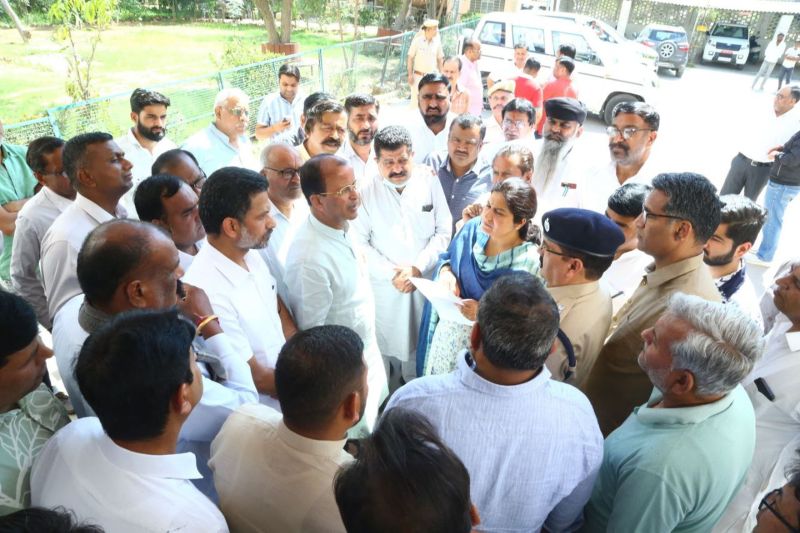 दुकान में आग लगाने वाले आरोपियों की हो गिरफ्तारी, वैश्य समाज ने सौंपा ज्ञापन