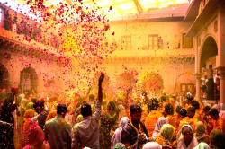 Holi 2025: होली पर देवर को कोड़ो से मारती है यहां की भाभी, खड़े होकर देखता है
पूरा गांव, जानें कहां कैसे मनाया जाता है रंगो का त्योहार - image