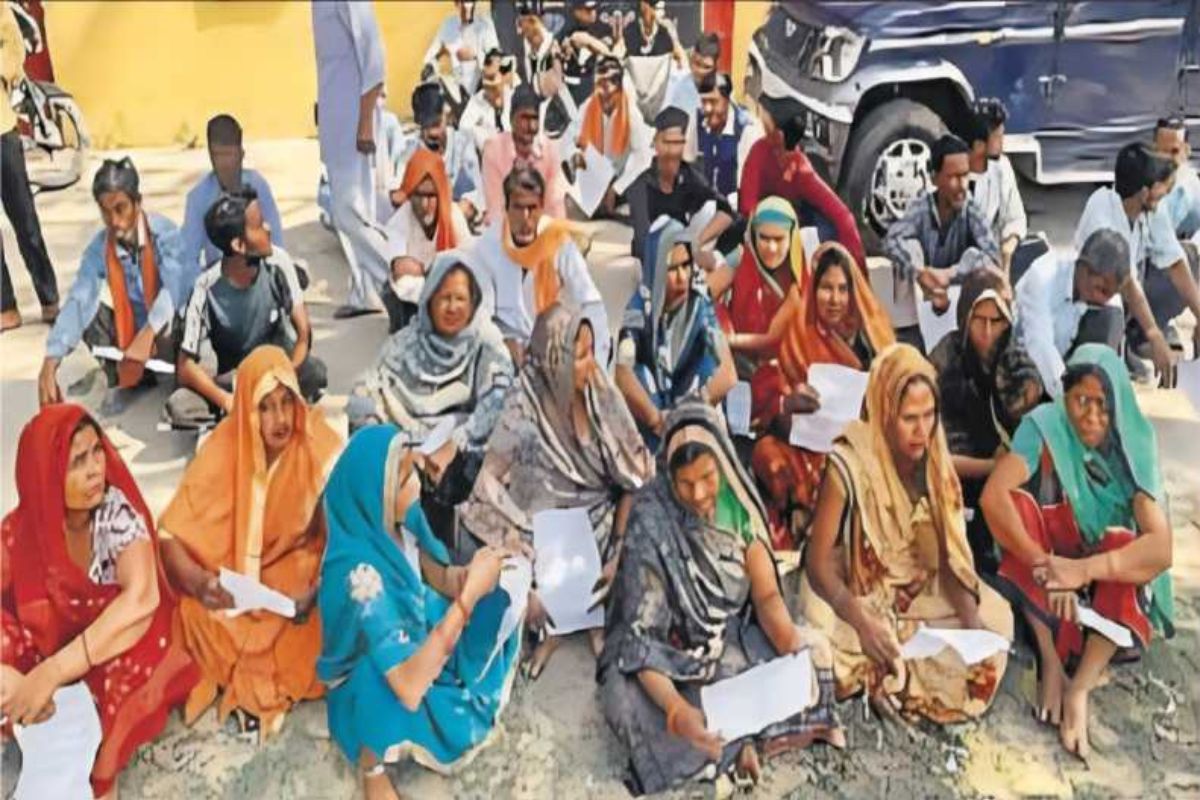 बरेली के इस गांव में होली के जुलूस पर प्रतिबंध से नाराज ग्रामीणों का प्रदर्शन,
बात नहीं मानी तो करेंगे पलायन, लगाए पोस्टर