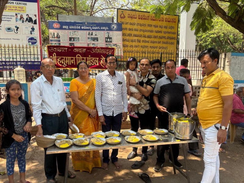 होसपेट के सरकारी अस्पताल के पास भोजन वितरण करते हनुमान मित्र मंडल के सदस्य।