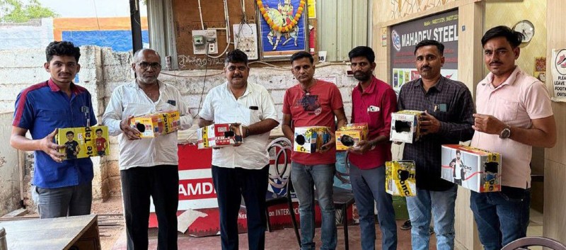 राजस्थान पत्रिका हुब्बल्ली संस्करण के बीसवें स्थापना दिवस के अवसर पर कर्नाटक के बागलकोट जिले के इलकल में पक्षियों के लिए घोंसले लगाते विष्णु समाज के लोग।