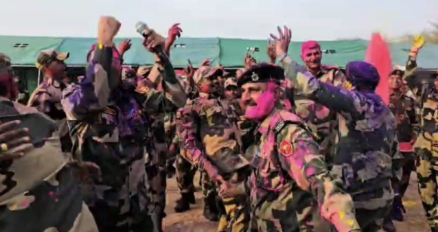 BSF soldiers celebrated Holi in Jaisalmer