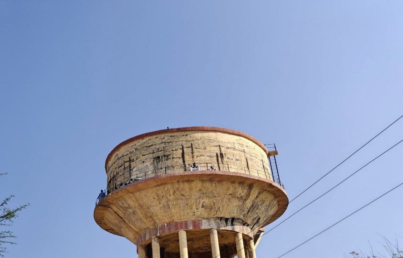 समिति में जमा पूंजी लौटाने की मांग को लेकर पीडि़त खाताधारक चढ़े पानी की टंकी पर ग्रामीणों ने एमडी को जमकर खरी खोटी सुनाई