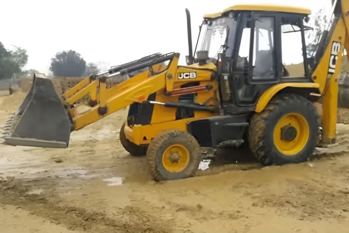 Bulldozer Action: चर्चा में आगरा का बुलडोजर एक्शन, 50 साल पुराने मार्केट को किया
जमींदोज