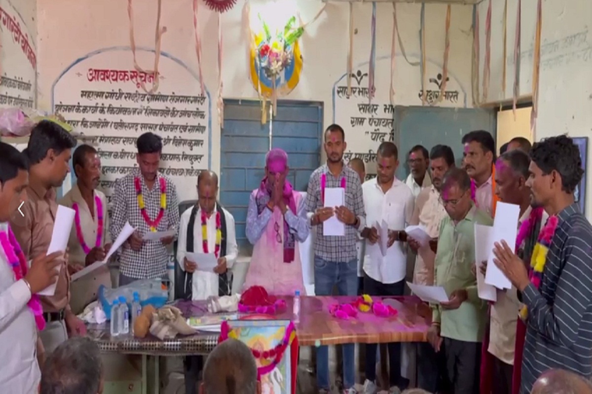 CG Panchayat: नवनिर्वाचित महिला पंचों की जगह पतियों को दिलाया शपथ, वायरल हुआ
Video