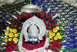 एकादशी पर खाटू श्याम का सजा फूलों का बंगला - image