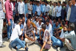 Rajasthan Crime : घर में घुसे चोरों ने पिता-पुत्र पर चाकू से किया हमला,
ग्रामीणों ने थाना घेरा, बुलडोजर चलाने की मांग - image