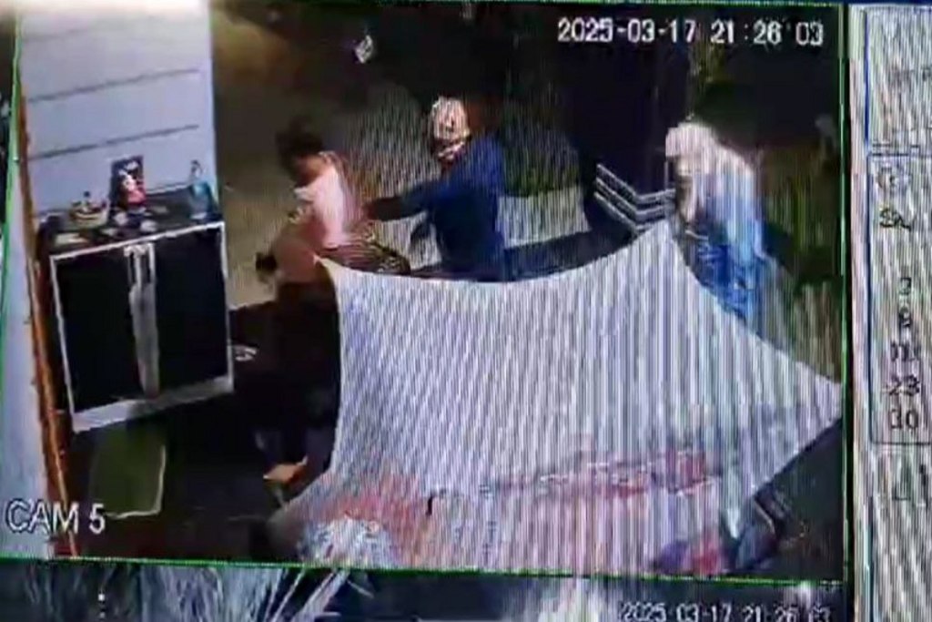 Loot gang captured in CCTV: Video: राइस मिल व ईंट व्यवसायी के घर घुसे कट्टे से लैस 4 नकाबपोश, सीसीटीवी में कैद हुई वारदात