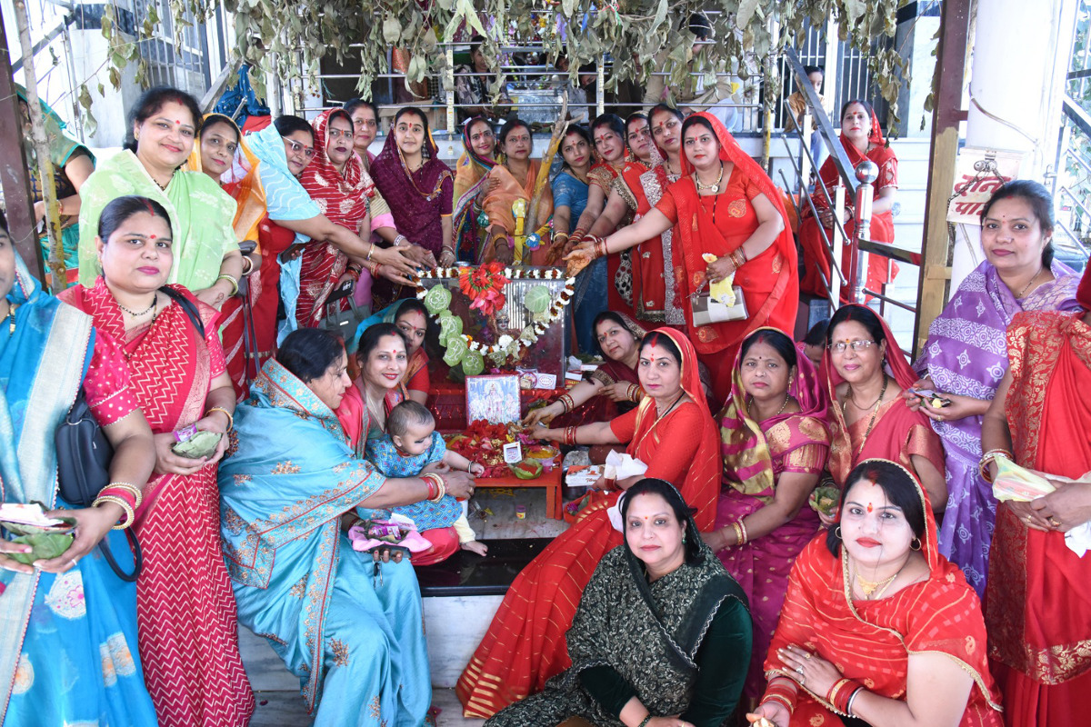 भगवान भोलेनाथ और माता पार्वती के विवाह के बाद हुई सुहागलें, माता को भेंट की श्रृंगार सामग्री